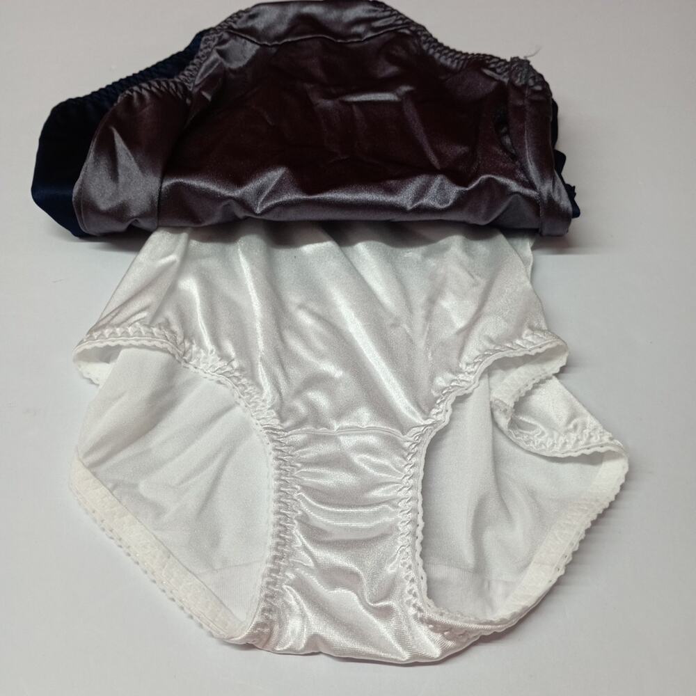 Vanity Fair Radiant Collection Light Control Undershapers 3 Pack Briefs S/5 - Picture 4 of 5